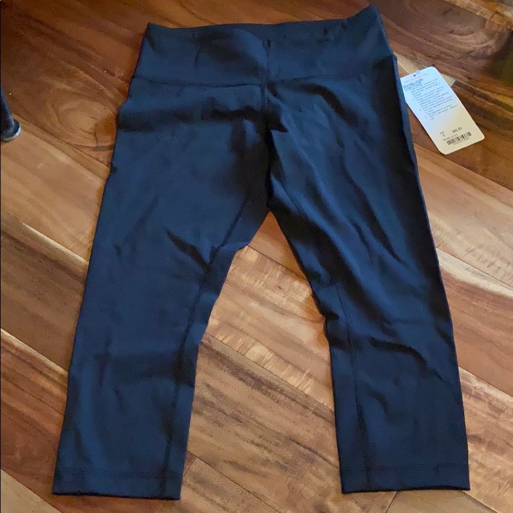 NWT Black Lululemon Wunder Under Crop size 6